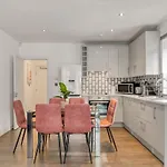 Luxurious Spacious Apartment 2Br 2Ba